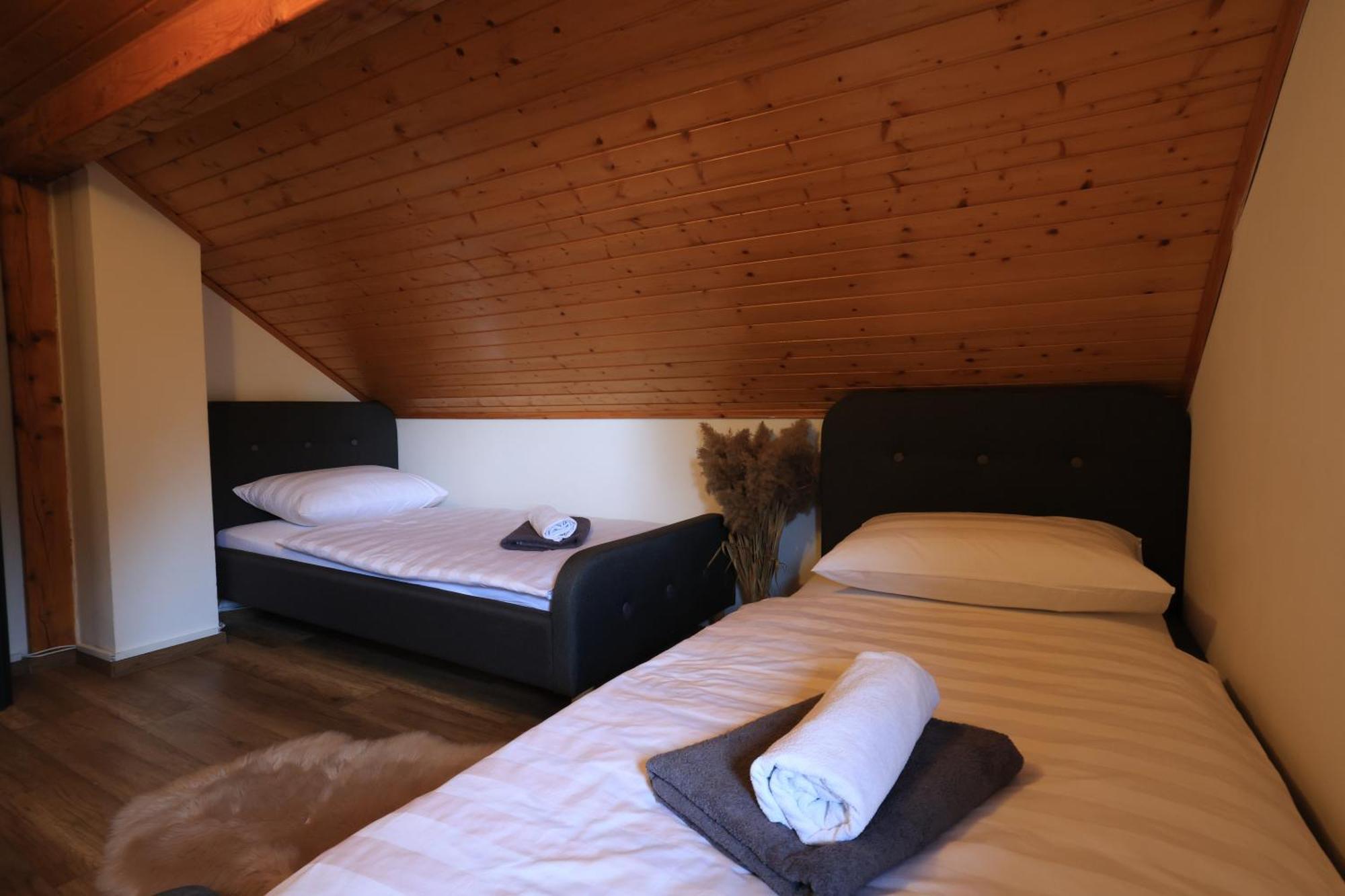 אוטוצאץ Woodenhouse With Two Apartments מראה חיצוני תמונה